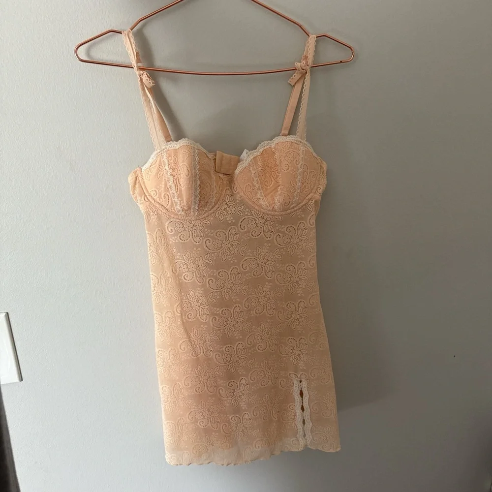 Vintage lacy peach slip with bra - Picture 3 of 3